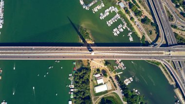 Yaz mevsiminde köprü, nehir ve teknelerin insansız hava aracı görüntüsü - Belgrad, Sırbistan.