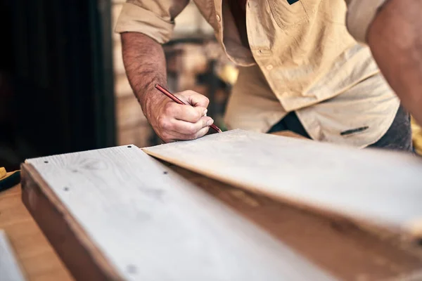 Uomo Che Assembla Mobili Fissa Concetto Hobby — Foto Stock