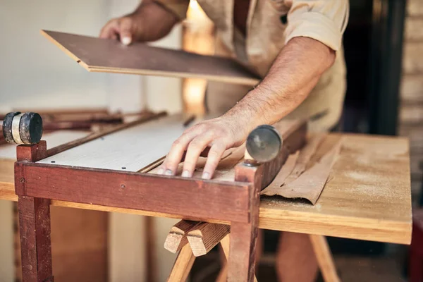 Människan Montera Möbler Och Fixa Det Hobby Koncept — Stockfoto