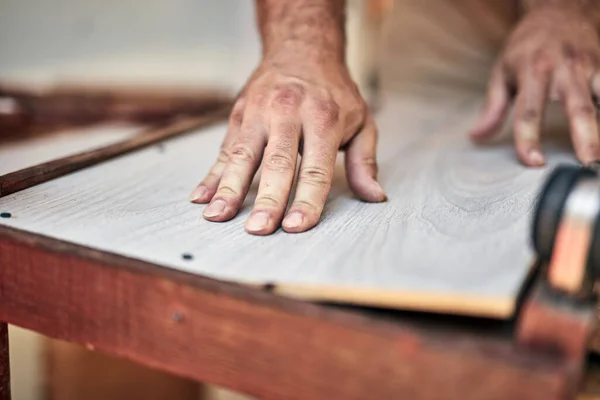 Uomo Che Assembla Mobili Fissa Concetto Hobby — Foto Stock