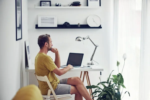 Hombre Caucásico Adulto Trabajando Portátil Casa — Foto de Stock