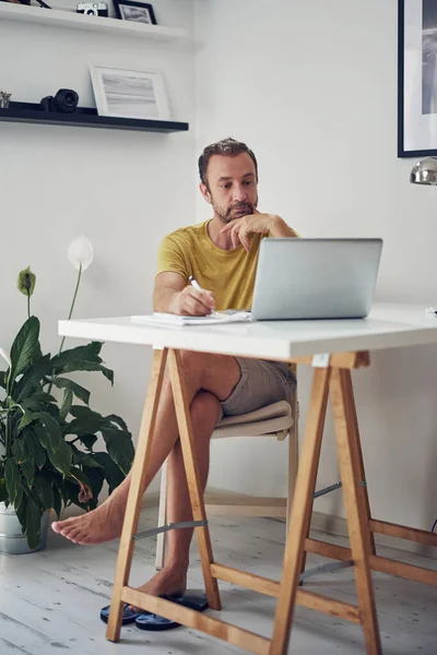 Hombre Caucásico Adulto Trabajando Portátil Casa — Foto de Stock