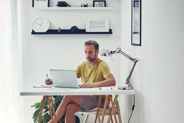 Hombre Caucásico Adulto Trabajando Portátil Casa — Foto de Stock