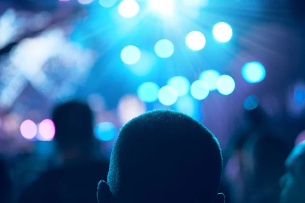 Defokussierte Konzertbühne Mit Laserlichtern Und Strahlen — Stockfoto