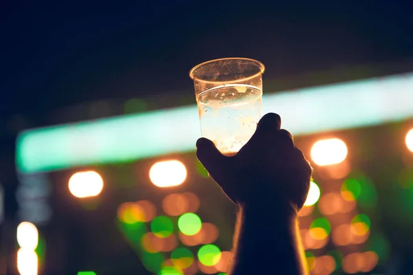 Person Mit Kaltem Bier Plastikbecher Auf Einem Musikfestival — Stockfoto