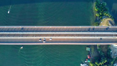 Yaz mevsiminde köprü, nehir ve teknelerin insansız hava aracı görüntüsü - Belgrad, Sırbistan.
