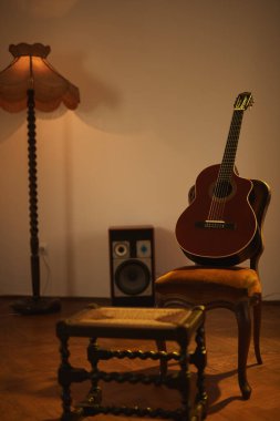 Antika bir odada akustik gitar..