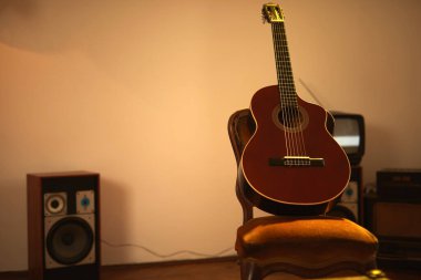 Antika bir odada akustik gitar..