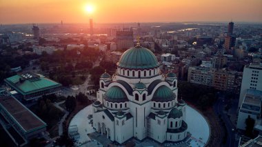 Dünyanın en büyük Ortodoks kiliselerinden biri olan Belgrad, Sırbistan 'daki Saint Sava tapınağının insansız hava aracı görüntüsü.