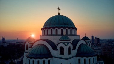 Dünyanın en büyük Ortodoks kiliselerinden biri olan Belgrad, Sırbistan 'daki Saint Sava tapınağının insansız hava aracı görüntüsü.