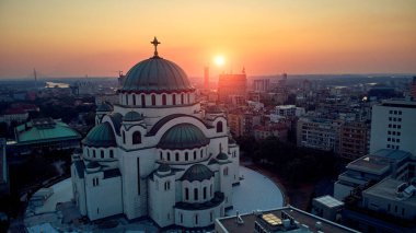 Dünyanın en büyük Ortodoks kiliselerinden biri olan Belgrad, Sırbistan 'daki Saint Sava tapınağının insansız hava aracı görüntüsü.