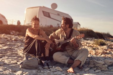 Adam kumsalda kız arkadaşına şarkı söylüyor..