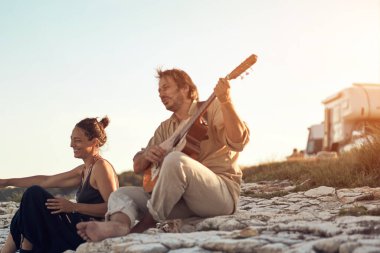 Adam kumsalda kız arkadaşına şarkı söylüyor..