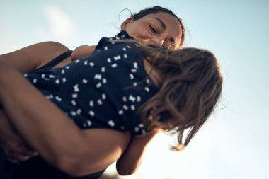 Anne dışarıda kızını kucaklıyor..