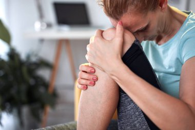 Dizi ve eklem ağrısı olan bir kadın..