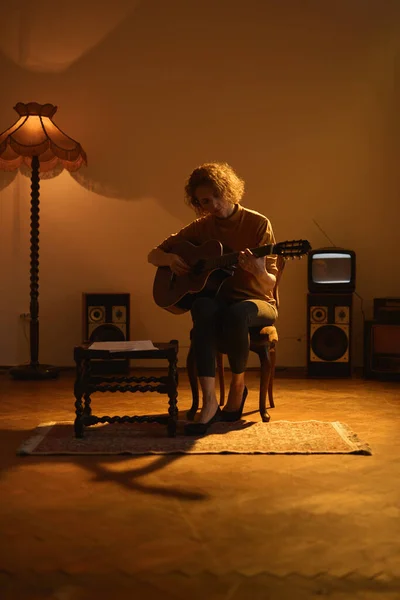 Mulher Tocando Guitarra Acústica Quarto Vintage Retro — Fotografia de Stock