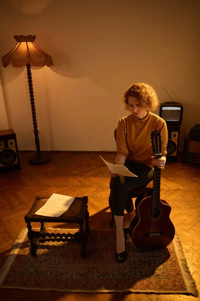 Mulher Tocando Guitarra Acústica Quarto Vintage Retro — Fotografia de Stock