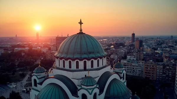 Dünyanın en büyük Ortodoks kiliselerinden biri olan Belgrad, Sırbistan 'daki Saint Sava tapınağının insansız hava aracı görüntüsü.