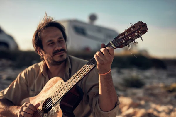 皮皮吉他手和野营者一起在海滨玩吉他 — 图库照片