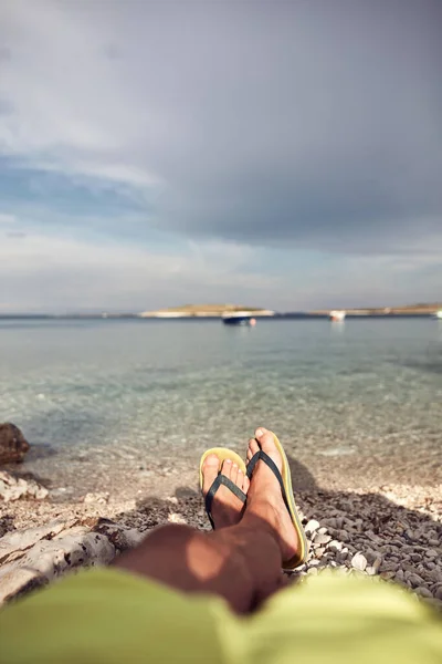 Άνθρωπος Ηλιοθεραπεία Μια Βραχώδη Παραλία Του Ωκεανού — Φωτογραφία Αρχείου