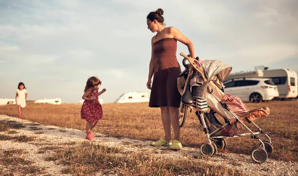 Mãe Solteira Com Duas Meninas Desfrutando Verão Livre — Fotografia de Stock