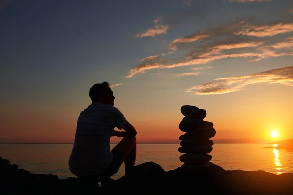 Silhouette Eines Mannes Und Zen Steine Auf Einer Meeresklippe Bei — Stockfoto