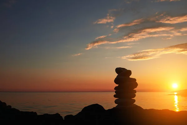 Zen Πέτρες Ένα Βράχο Της Θάλασσας Ωκεανό Στο Ηλιοβασίλεμα Την — Φωτογραφία Αρχείου