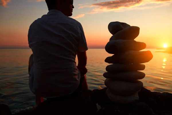 Silueta Hombre Piedras Zen Acantilado Marino Atardecer Amanecer —  Fotos de Stock