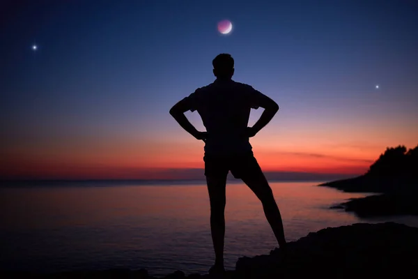 Σιλουέτα Ενός Ανθρώπου Που Κοιτάζει Φεγγάρι Και Αστέρια Πάνω Από — Φωτογραφία Αρχείου