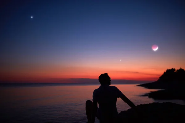 Silhouette Eines Mannes Der Den Mond Und Sterne Über Dem — Stockfoto