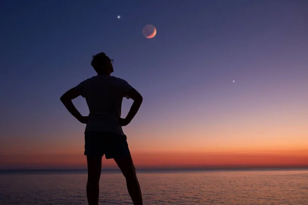 Silhuett Man Som Tittar Månen Och Stjärnor Över Havet Horisont — Stockfoto