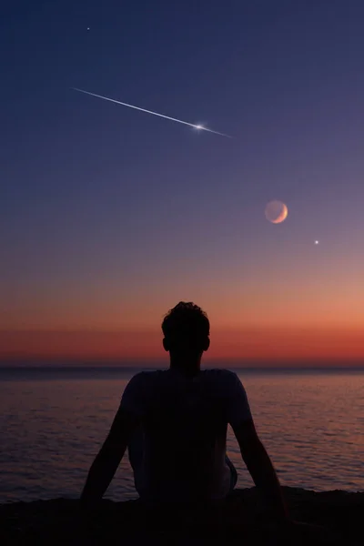 Silhouette Homme Regardant Lune Les Étoiles Dessus Horizon Océanique — Photo