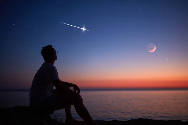 Силует Чоловіка Який Дивиться Місяць Зірки Над Горизонтом Океану — стокове фото