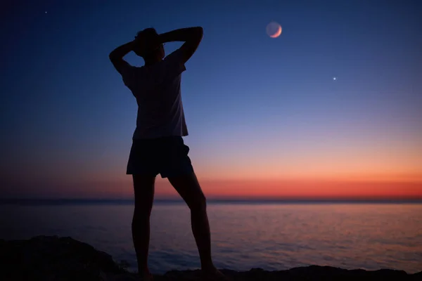 Silhouette Eines Mannes Der Den Mond Und Sterne Über Dem — Stockfoto