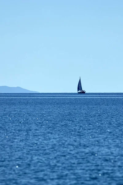 Żaglówka Błękitny Ocean Wody Horyzontem — Zdjęcie stockowe