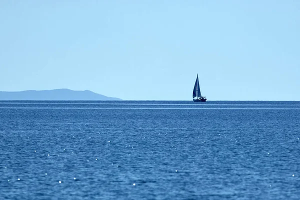 Barco Vela Água Azul Oceano Com Horizonte — Fotografia de Stock