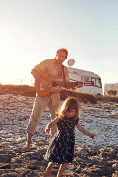 父亲和女儿一起弹奏音乐 享受夏天的生活 — 图库照片