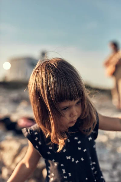 Kleines Mädchen Spielt Der Küste — Stockfoto