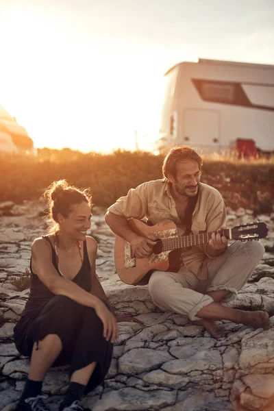 男人在海滩上唱歌给女朋友听 — 图库照片