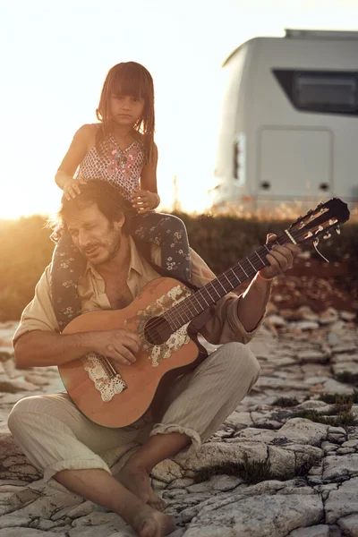父亲和女儿一起弹奏音乐 享受夏天的生活 — 图库照片