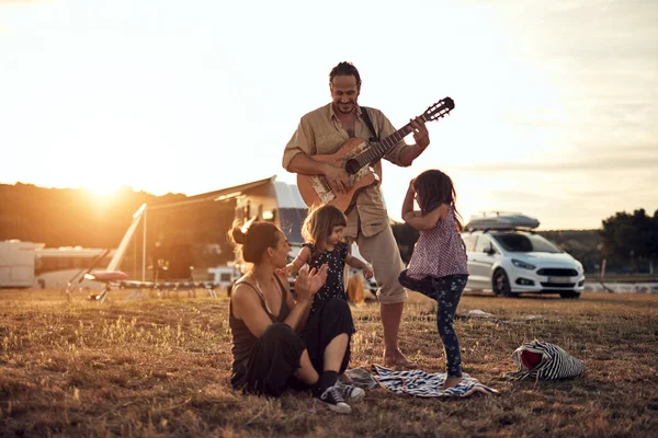家人去度假 用吉他弹奏音乐 享受夏天的生活 — 图库照片