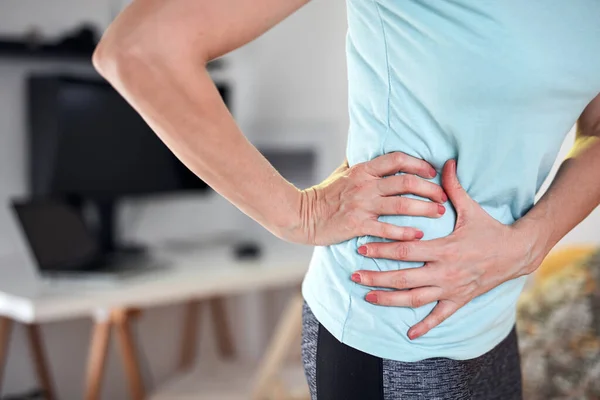 Mujer Con Cadera Dolor Estómago Casa —  Fotos de Stock