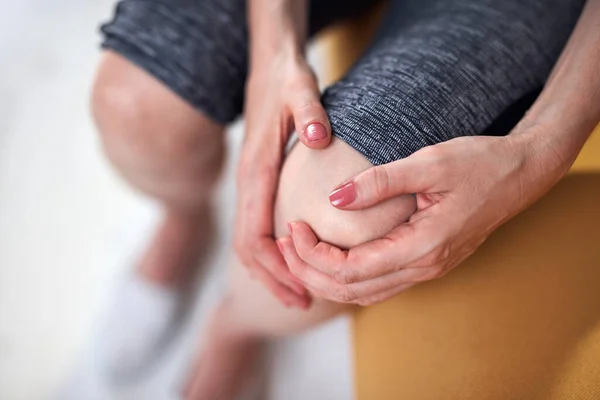 Mujer Con Dolor Rodilla Articulaciones Casa — Foto de Stock