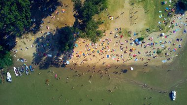 Uzak bir ada nehir plajının insansız hava aracı görüntüsü.