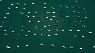 Nehre park etmiş bir sürü fiş ve küçük tekne var. Drone görünümü.