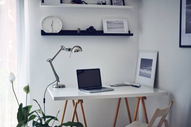 Bilgisayarı ve masası olan modern bir ev..