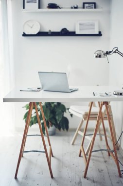 Bilgisayarı ve masası olan modern bir ev..