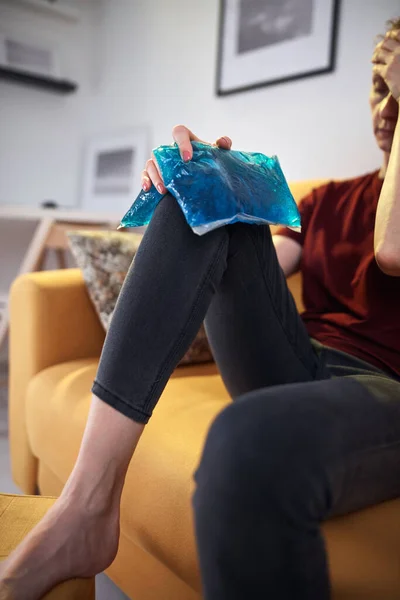 冰胶包在家中造成膝关节疼痛的妇女 — 图库照片