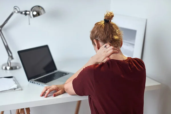 Жінка Працює Дому Ноутбуці Болить Шиї — стокове фото