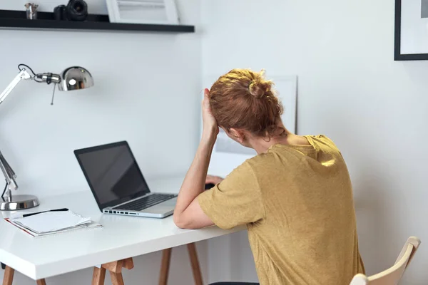 在家里用笔记本电脑工作 头疼的女人 — 图库照片